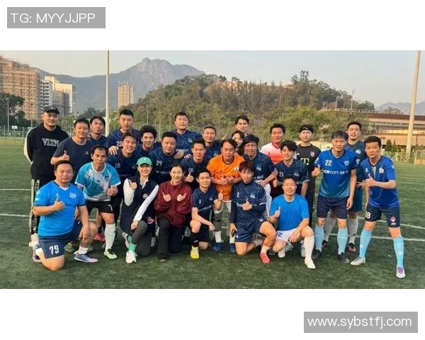 谭咏麟与足球明星亲密合影展现运动与音乐的完美融合 谭咏麟与足球明星亲密合影展现运动与音乐的完美融合